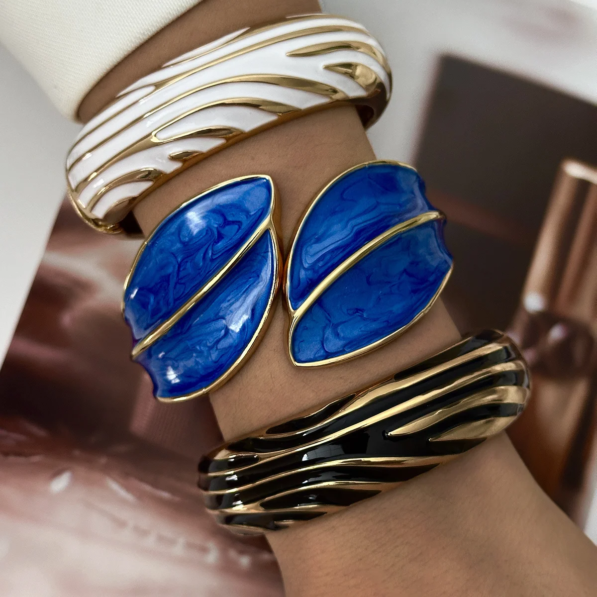 Klassisches Schwarz-Weißes Unregelmäßig Gestreiftes Breites Manschettenarmband für Damen und Herren, Vintage Emaille-Armband mit Unregelmäßiger Blätter-Textur – Detail 2