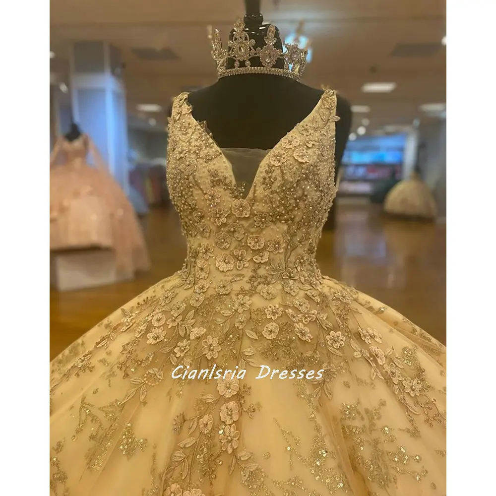 Vestido de fiesta de quinceañera con cuello en V dorado, con apliques florales de cristal, espalda abierta, perlas, sin mangas, 15