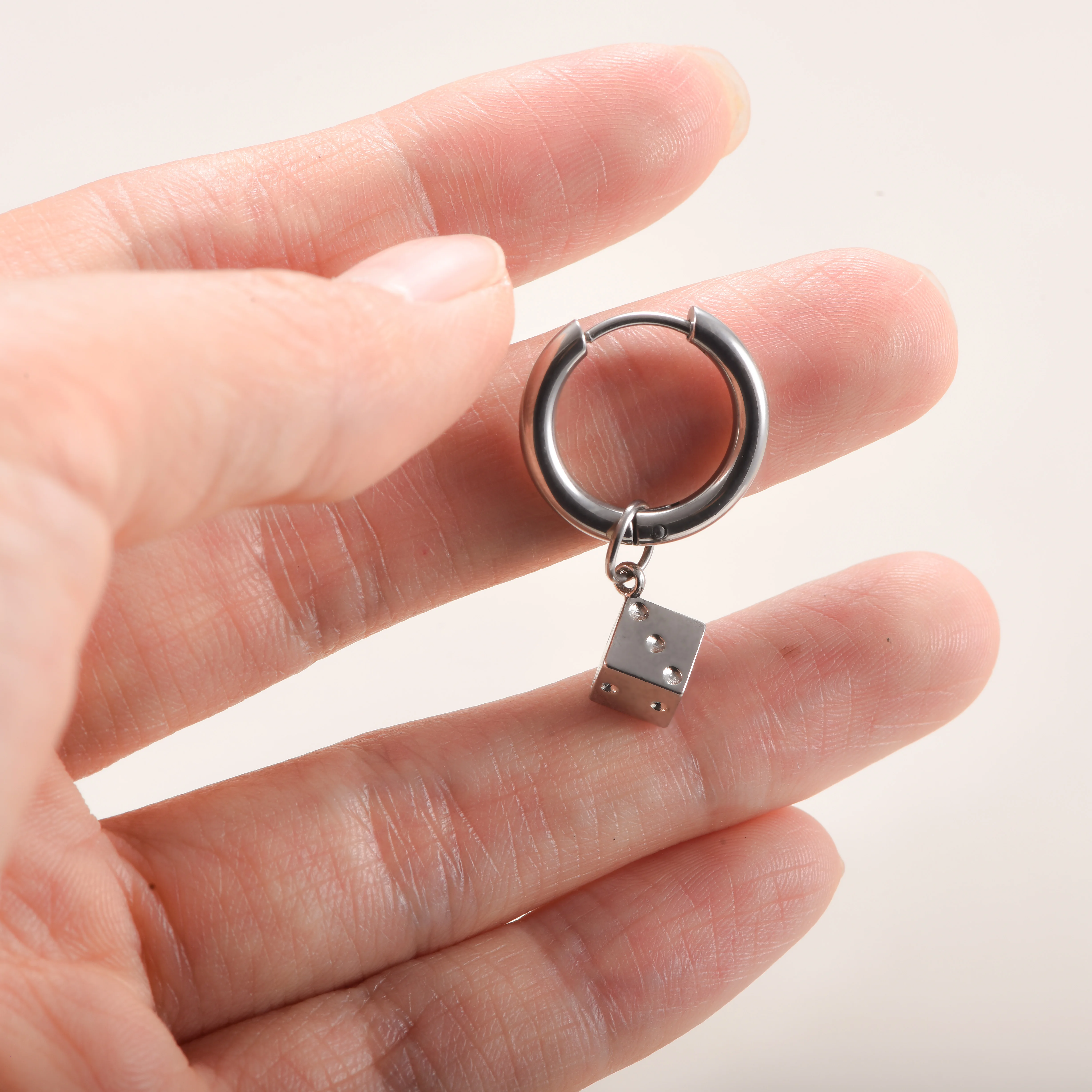 Edelstahl-Würfel-Anhänger Creolen Huggie-Ohrringe mit 3D-Würfel-Charm Cooles Unisex-Schmuckgeschenk – Detail 3