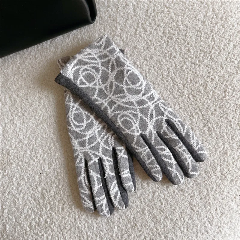 Fashion Personality Elegant Women Winter Keep Warm Touch Screen Embroidery Gloves Retro Style Drive Cycling Soft