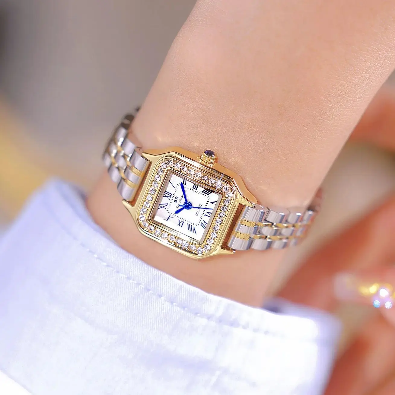 ساعة نسائية مربعة فاخرة أنيقة بمينا ماسي وحزام من الفولاذ المقاوم للصدأ كوارتز ساعة يد فضية عالية الجودة للسيدات