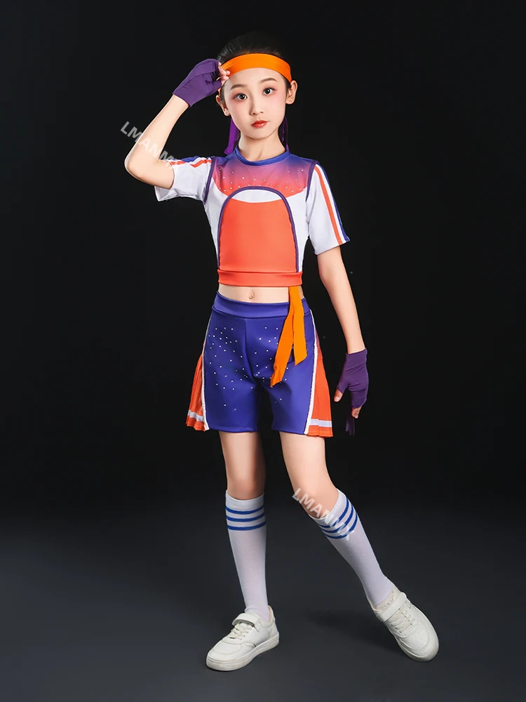 

Костюм черлидинга для соревнований по аэробике детей во время выпускного сезона 1 июня