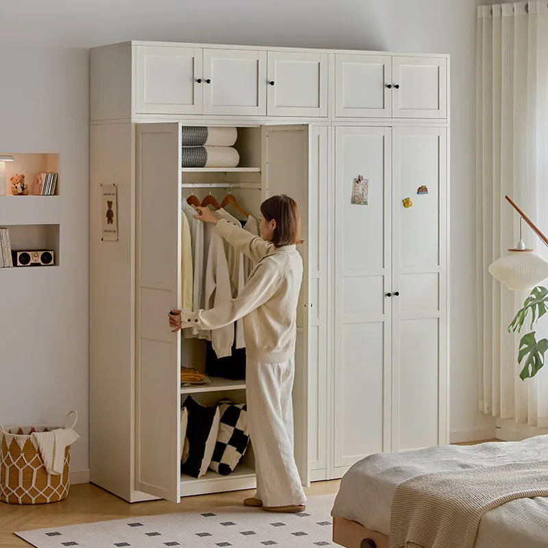 The family bedroom is modern and simple, with three or four thickened doors for children