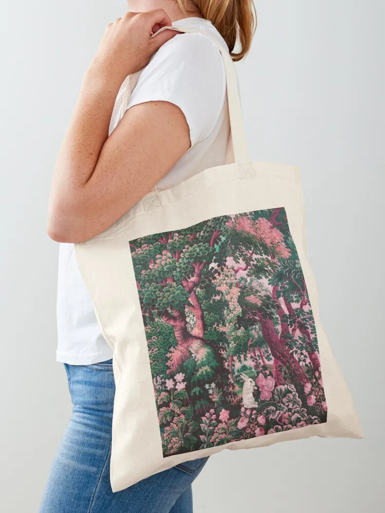 

Сумка-тоут с рисунком белого кролика среди зелени, деревьев и роз в лесном пейзаже, розово-зеленая, с цветочным принтом, на заказ, подарочная сумка
