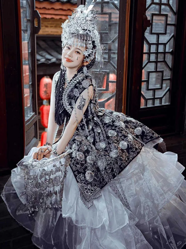 女性の写真用のダークで2色のエスニック衣装、エキゾチックなパフォーマンス衣装