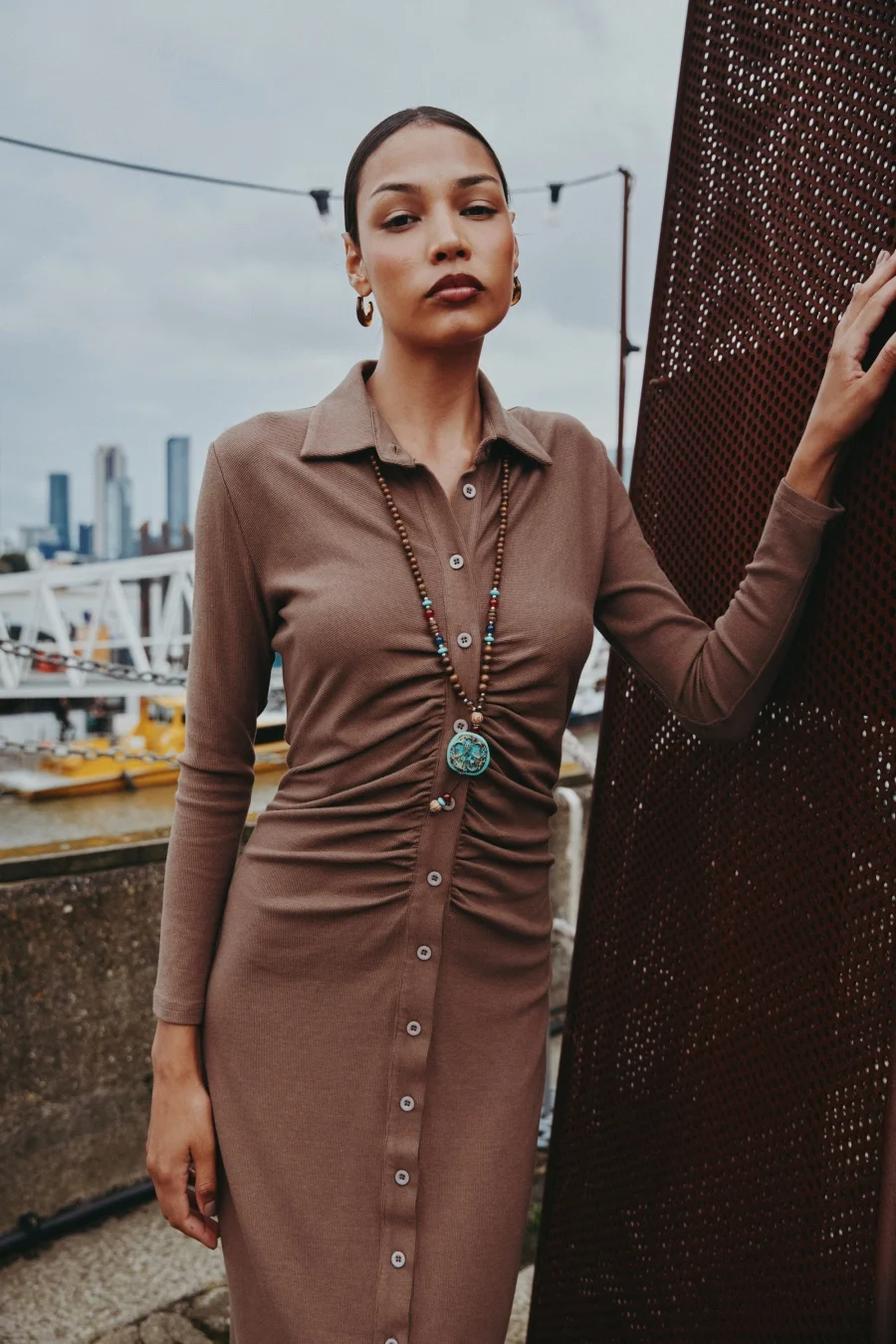 AS AW25 Damenkleid, Umlegekragen, geripptes, hochelastisches, gerafftes Maxikleid