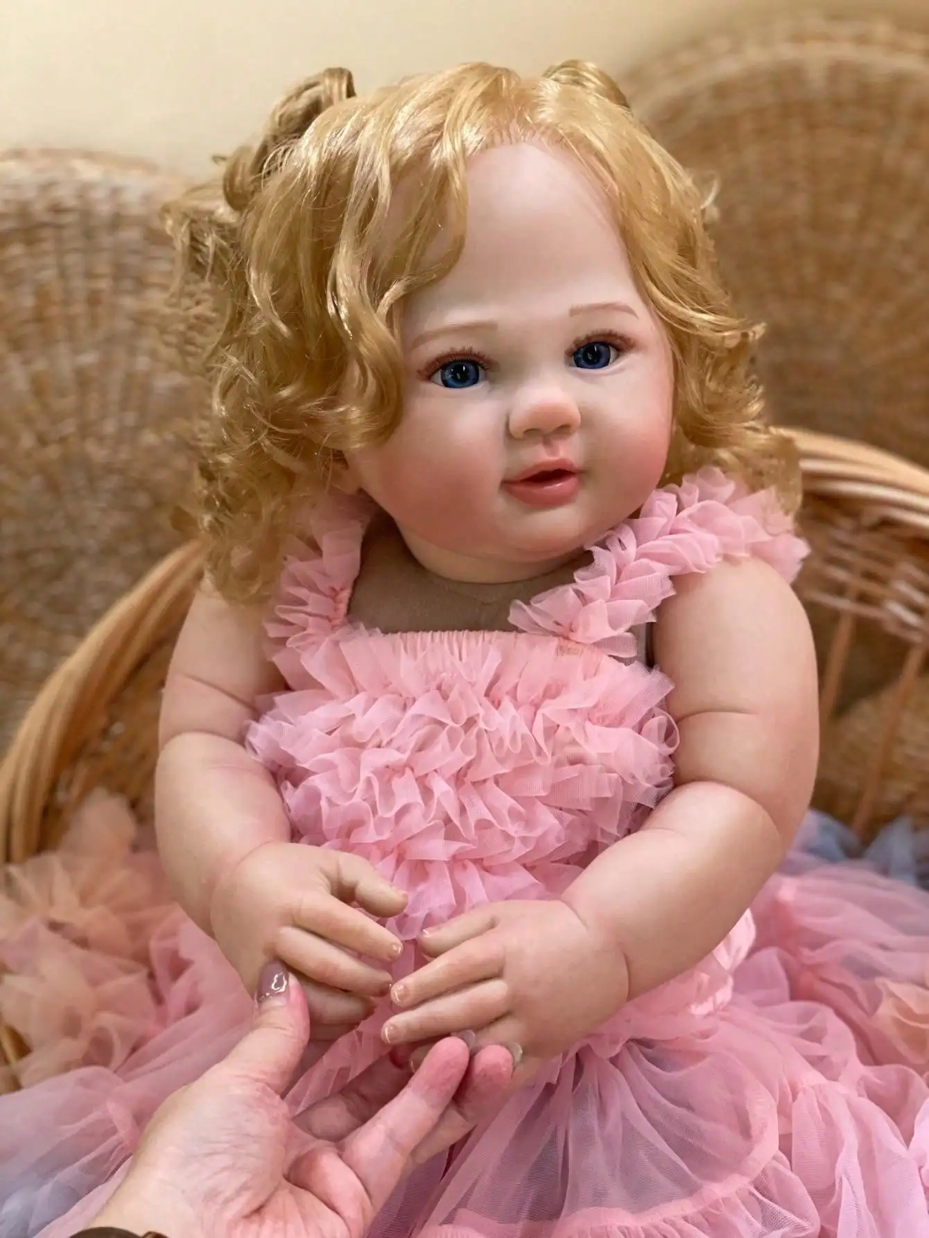 Bambola rinata grande da 25-26 pollici Romae |   Corpo in tessuto coccoloso |   Artista dipinto con tocco morbido e realistico |   Articolo da collezione