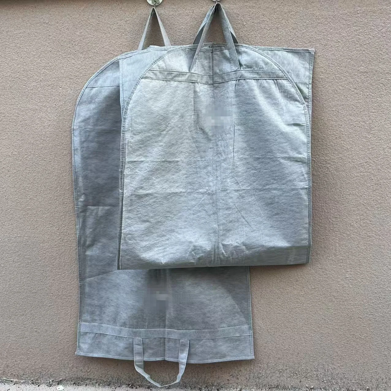 

Высококачественный экологически чистый материал, пыленепроницаемый, влагостойкий, новый тканевый чехол для пальто, смокинг, простой дизайн, чехол для костюма большого размера