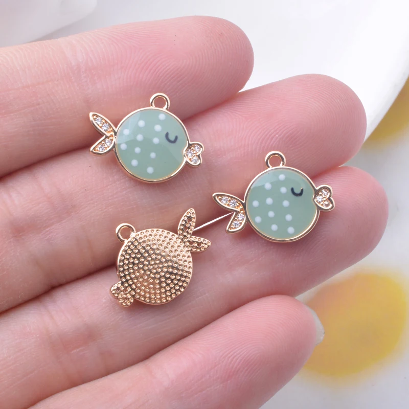 4 Stück Kupfer-Anhänger in guter Qualität, vergoldet, kleine Fisch-Charms, mit Tropfenöl, Zirkon, Emaille, Fisch-Anhänger für DIY-Schmuckherstellung – Detail 4
