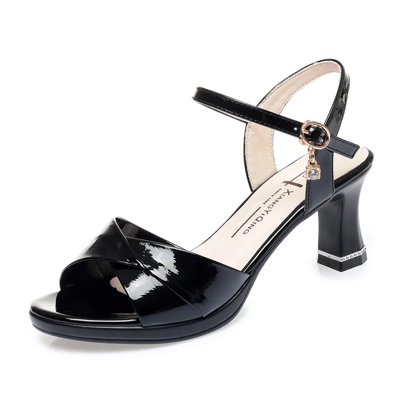 موضة اللمحة تو الصنادل في الجلود المرأة الكعوب للسيدات حذاء الصيف الصنادل 2025 عالية الكعب الفاخرة صندل نسائي فستان 35-40