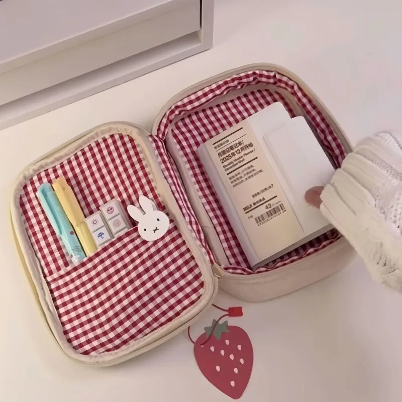 Estojo de Lápis de Pelúcia Morango Fofo – Bolsa de Armazenamento de Papelaria Multifuncional de Grande Capacidade, Necessaire Macia e Felpuda para Canetas e Maquiagem, Presente para Meninas e Mulheres