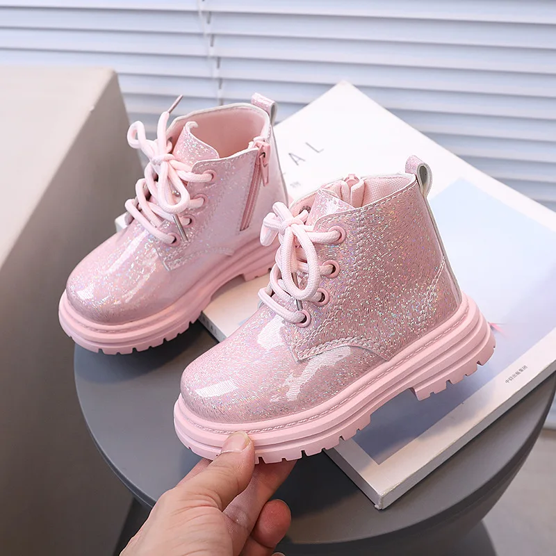 الفتيات الأميرة الأحذية الكورية نمط الاطفال أحذية بوت قصيرة لامعة موضة 2025 الخريف الشتاء جديد الأطفال حذاء من الجلد لينة تنوعا
