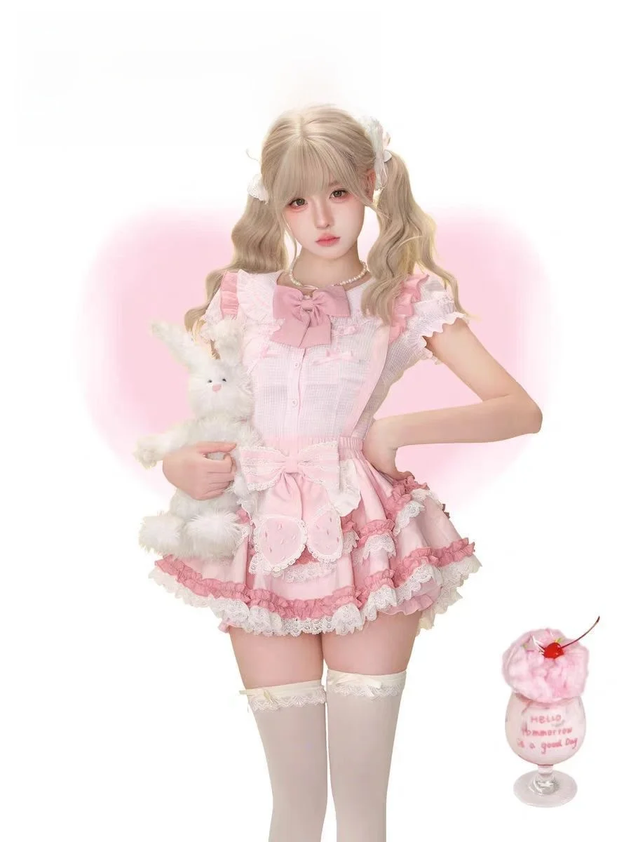 

Милый комплект из двух предметов для девочек: розовый топ с бантом и короткими рукавами и пышная юбка. Нежный и очаровательный летний модный женский комплект.