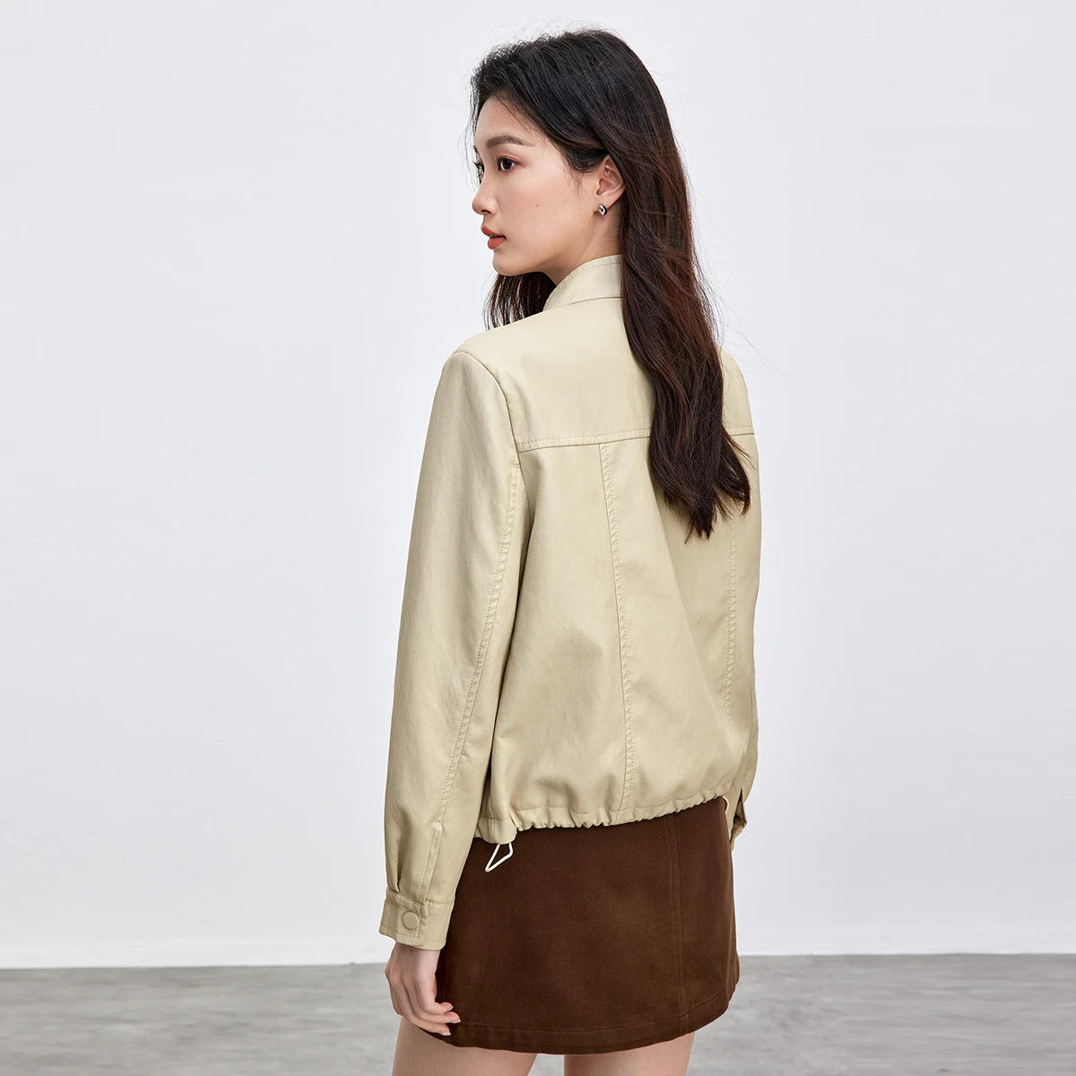 سترة نسائية قصيرة من جلد البولي يوريثان من SENTUBILA لخريف 2025 بياقة واقفة ورباط وخصر وسحاب أمامي على الطراز الحضري ملابس خارجية W53GA3040 #2