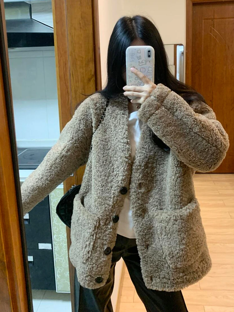 معطف شتوي نسائي من فرو الخروف الكوري الدافئ بتصميم كسول وأنيق مع ياقة عالية مصنوع من ألياف البوليستر