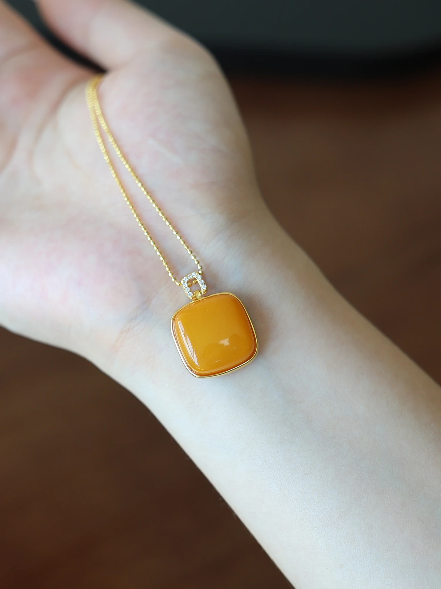 l-honeycomb-nelace-with-diamond-embedded-sugar-cube-pendant-chien-oil-red-women's-ele-quali-loet-chain