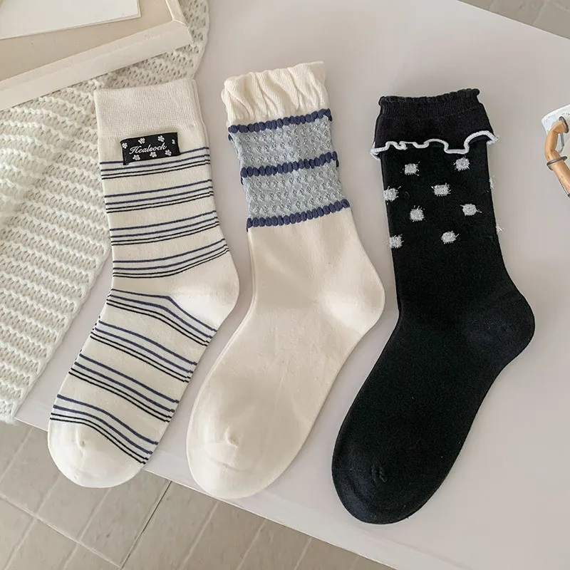 

Autumn and Winter Women Socks Korean Black and White Striped Casual Streetwear Long Socks College Style Cotton Middle Tube Socks