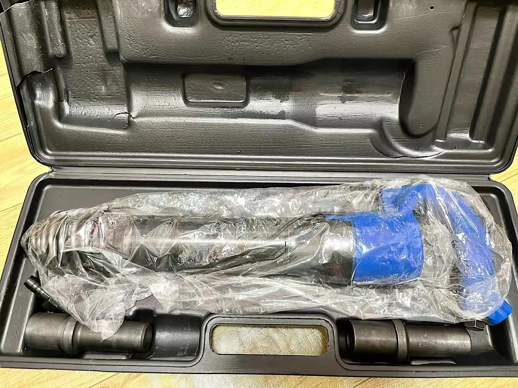 TY81022 Pneumatic Hot Riveting Hammer for Max 22mm Rivet  W/ Three Size Hammer in Blow-molded Carry case