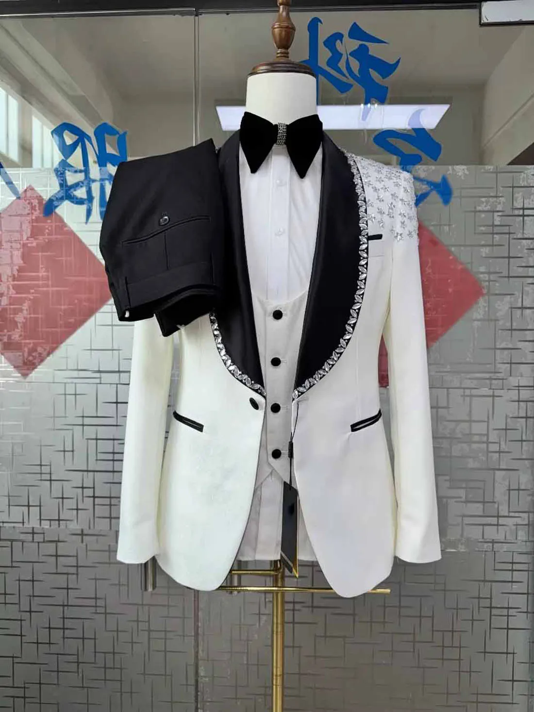 Luxury White Black Tuxedo Suit Set  Shawl Lapel Rhinestone Shoulder Men Winter Gala Blazer Vest Pants Customized  M265289