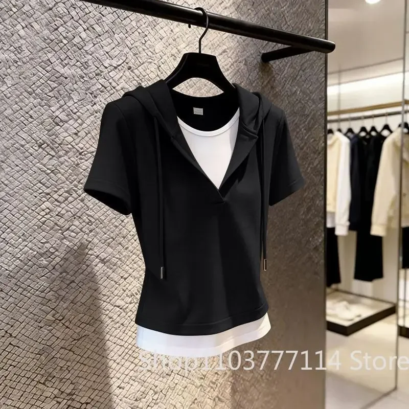 Neues Sommer V-Ausschnitt Kurzarm-Oberteil Trendiger Western-Stil Atmungsaktives Schlankmachendes Basis-T-Shirt Falsches Zweiteiler-Damenoberteil mit Kapuze – Detail 6