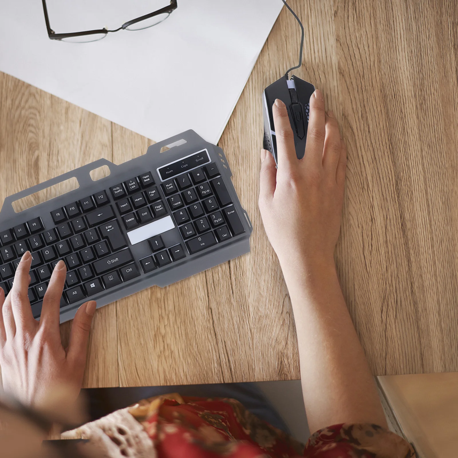 

Wired Gaming Keyboard Mouse Set Black Floating Keycap 26 Non Conflict Keys Multimedia Keys Phone Holder Waterproof Backlight