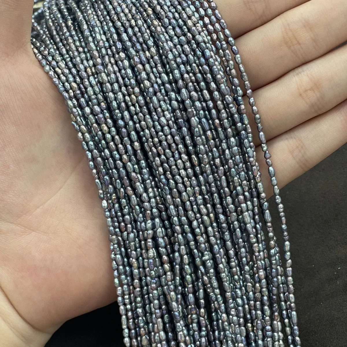 Natürliche Süßwasser-Reisperlen, lose Perlen, 3-4 mm, gemischt in Weiß und Lila, DIY-Schmuckzubehör für Halsketten- und Armbandherstellung. – Detail 4