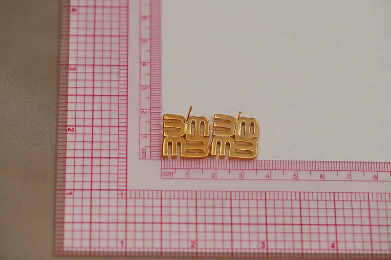 جديد البصر تصميم فريد المعادن كريستال حرف M وأقراط للنساء أزياء العلامة التجارية خمر الأقراط هدية