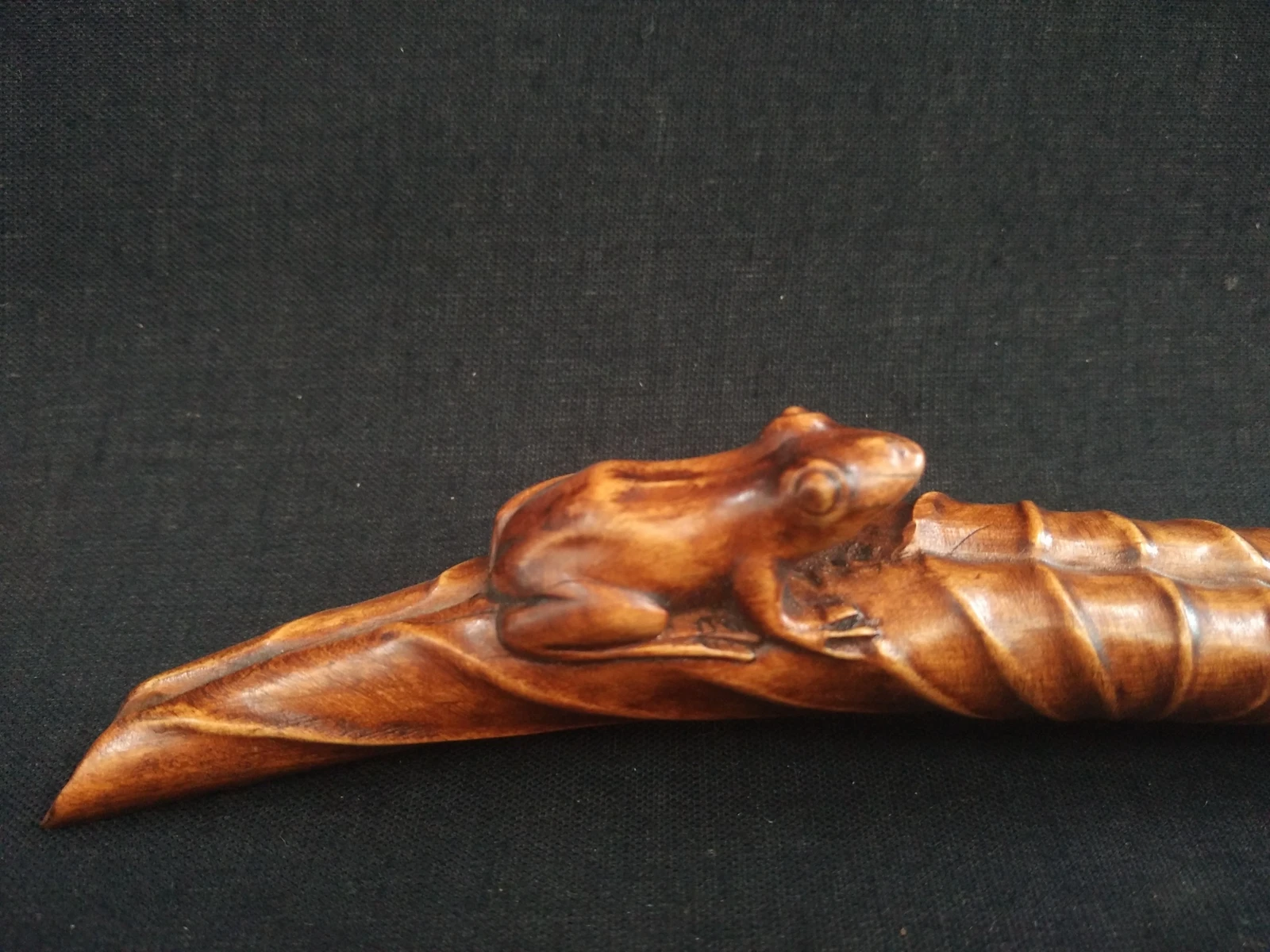 YIZHU CULTUER ART Collected Ancient China Old Boxwood Hand Carved Lovely Lotus Leaf Frog Tea Spoon