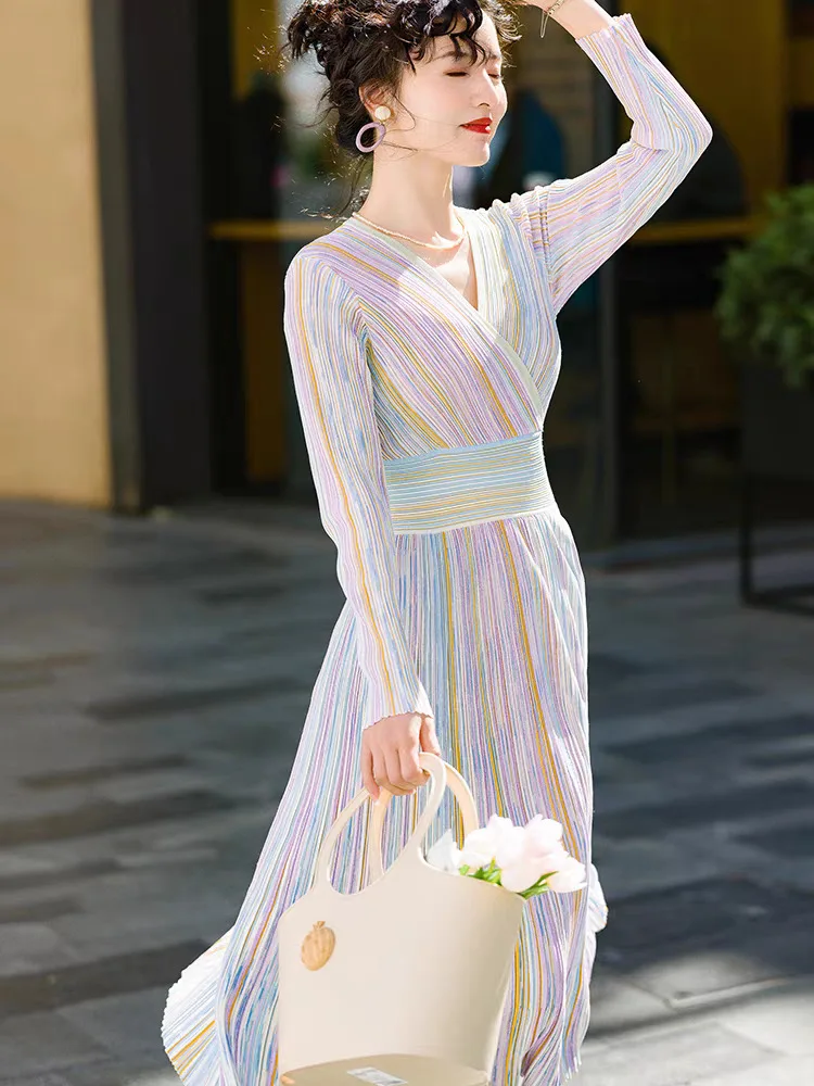 Pastellfarbenes Regenbogen-Gestreiftes Geripptes Strickkleid mit Überschnitt-V-Ausschnitt und Taillenbetonung, Dehnbares Wickelkleid, Romantisch-Chic, Trendig für Alltag und Dates – Detail 4