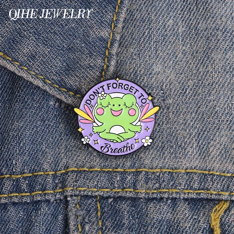 Nicht Vergessen: Atme! Frosch-Meditation Emaille-Pin, Niedliche Cartoon-Frosch-Brosche, Reversnadel, Rucksack-Abzeichen, Modeschmuck, Geschenk für Freunde