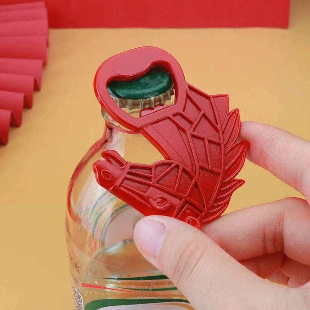 فتاحة زجاجات الحصان الإبداعية، تصميم محمول، ملصق ثلاجة مغناطيسي مبتكر، أحمر وذهبي، سهل الاستخدام