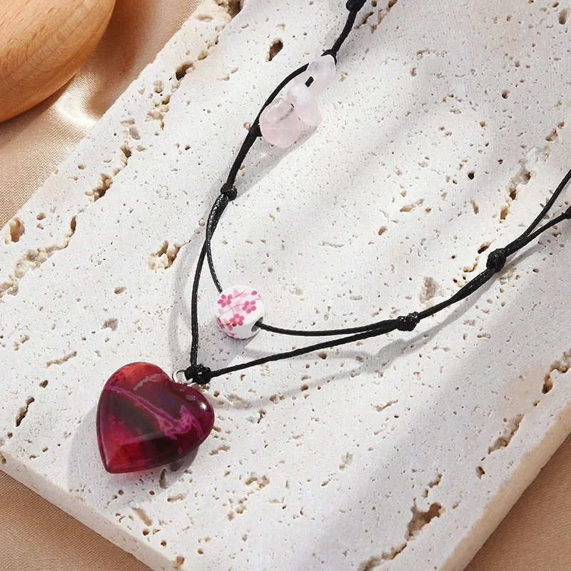 

A heart-shaped collarbone necklace suitable for women, a sweet pearl necklace for girls, and a fashionable clothing necklace