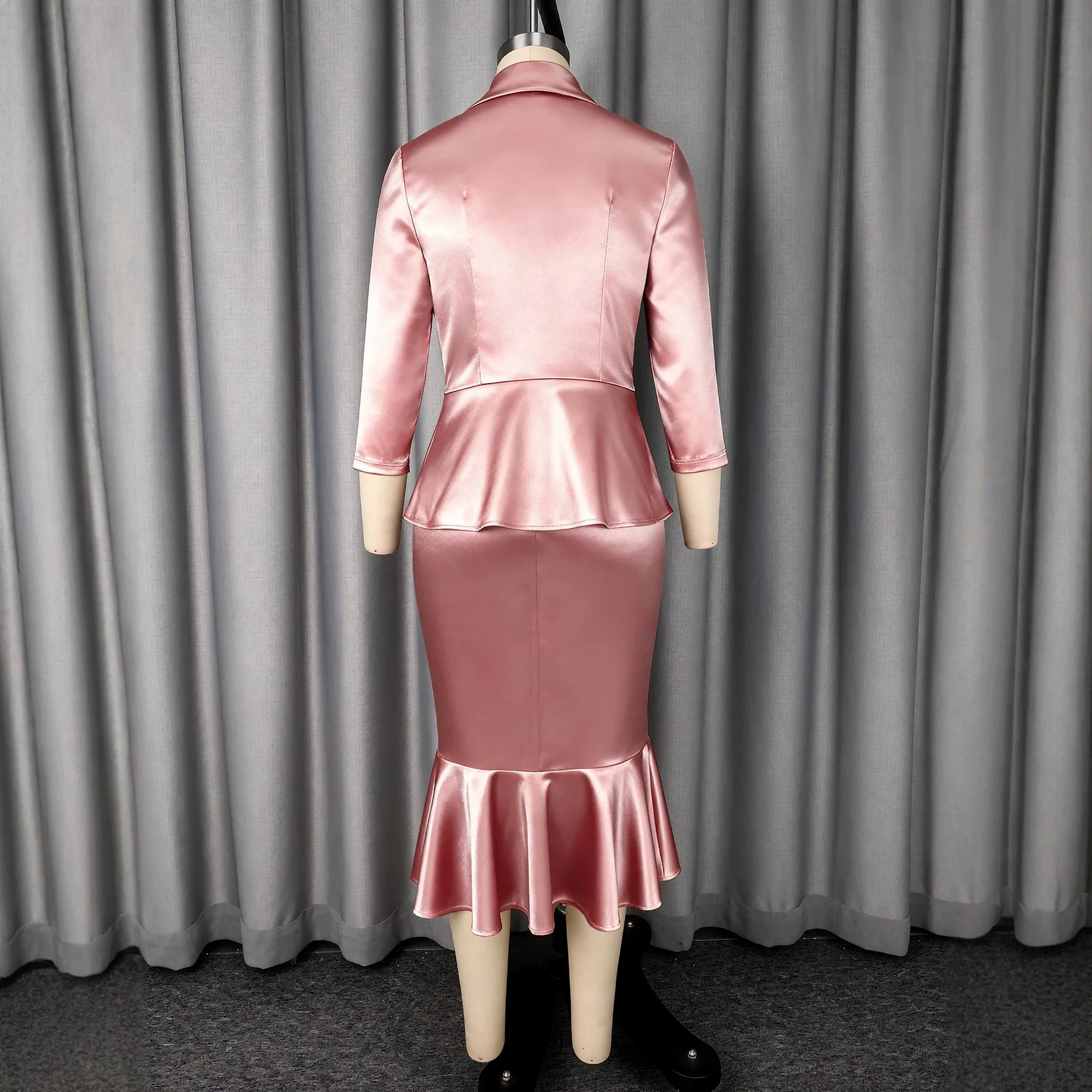 Completo due pezzi elegante in raso con gonna a coda di pesce e blazer con fiocco in vita, Collezione Autunno 2026