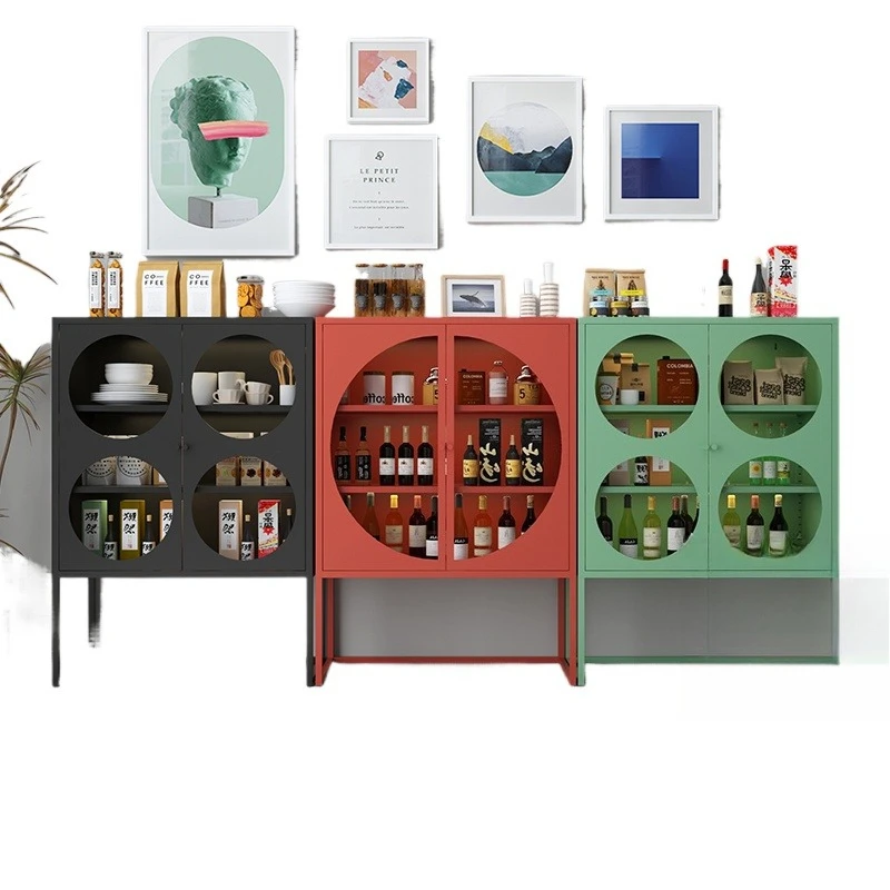 خزانة مشروبات فاخرة من الحديد المطاوع بإضاءة نورديك، وخزانة جانبية لتناول الطعام على الحائط، وعرض باب زجاجي لغرفة المعيشة