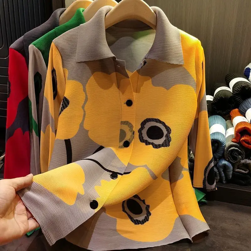 

High end lapel print single breasted three bedroom top for women in spring, new loose long sleeved pleated shirt jacket