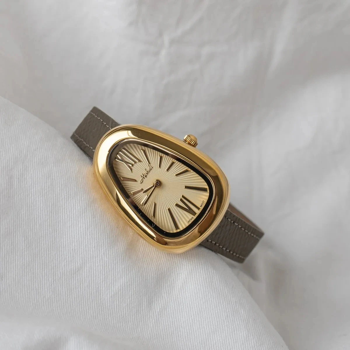 ساعة نسائية جديدة على شكل ثعبان لعام 2025، حزام من الجلد الطبيعي، ساعة ريترو، أرقام رومانية فاخرة