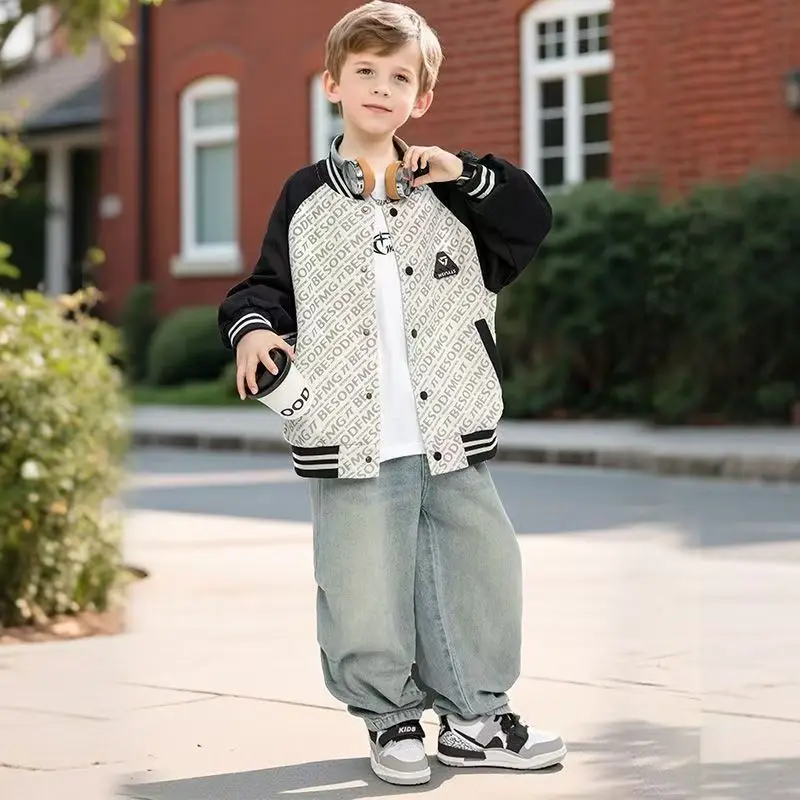 سترة بيسبول للأولاد على الطراز الكوري الجديد لعام 2025 سترة أنيقة للربيع والخريف متعددة الاستخدامات للأطفال سترة واقية خفيفة الوزن