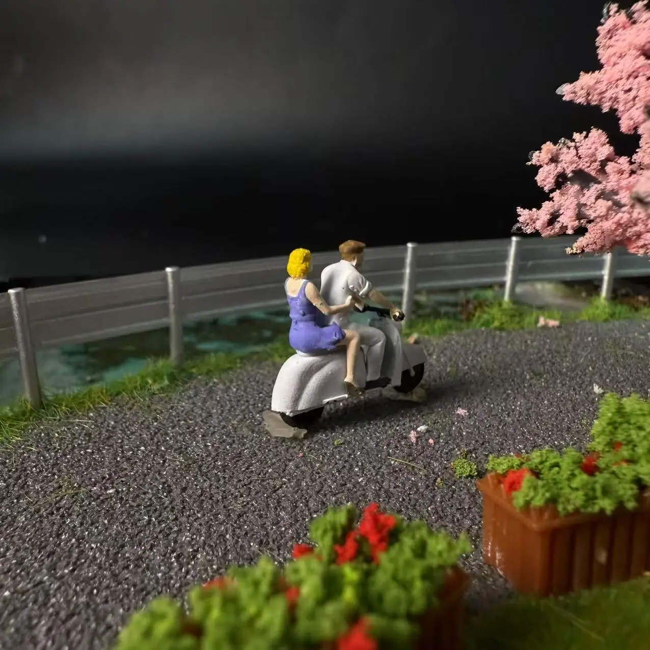 نموذج زوجين يركبان الدراجات مصنوع من الراتنج بمقياس 1/64 للرسم اليدوي وديكور مشهد السيارات