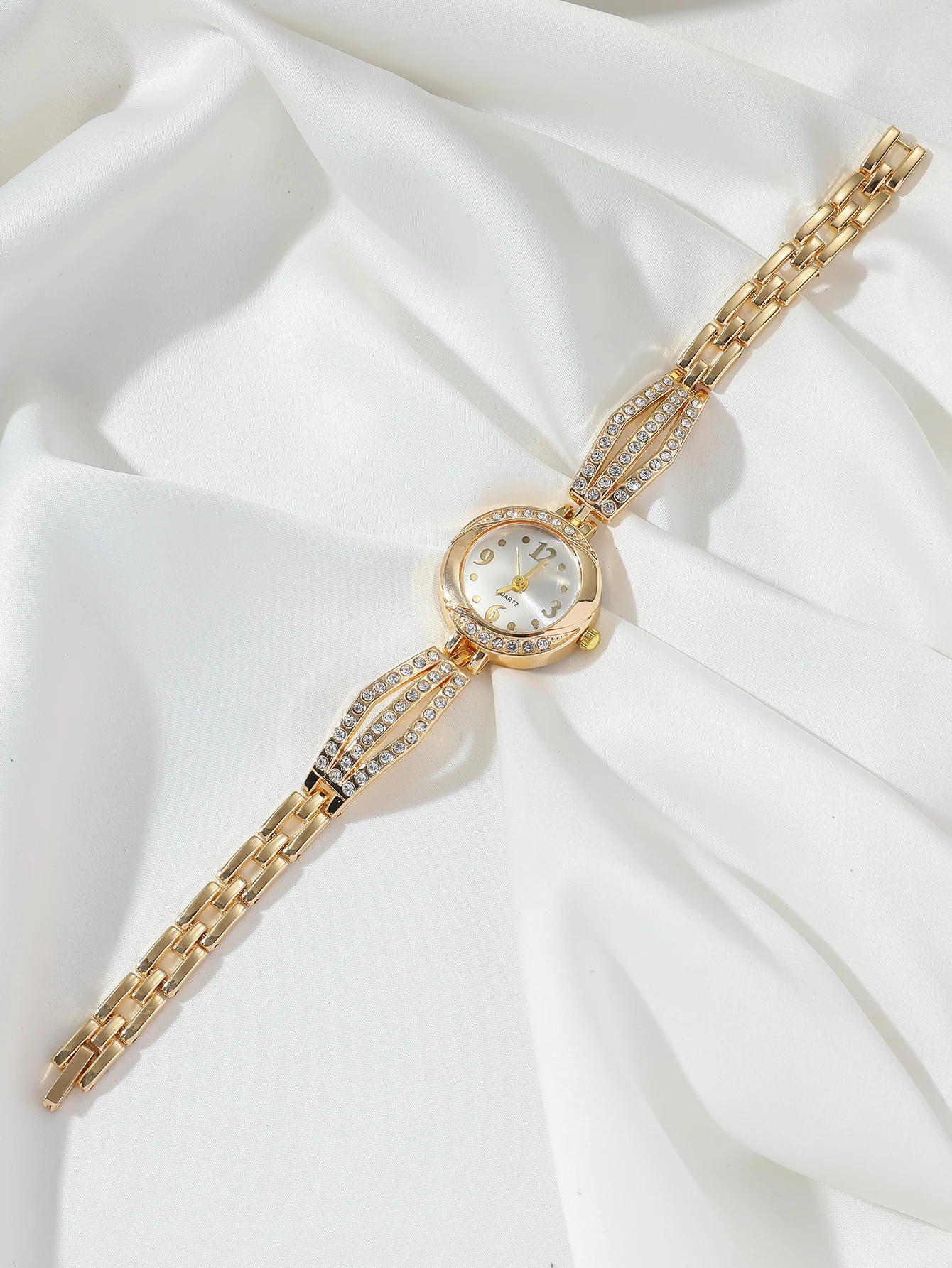 A Women\'s Fashion Classic Watch With Diamond British Bracelet. Can Be used In Daily Life