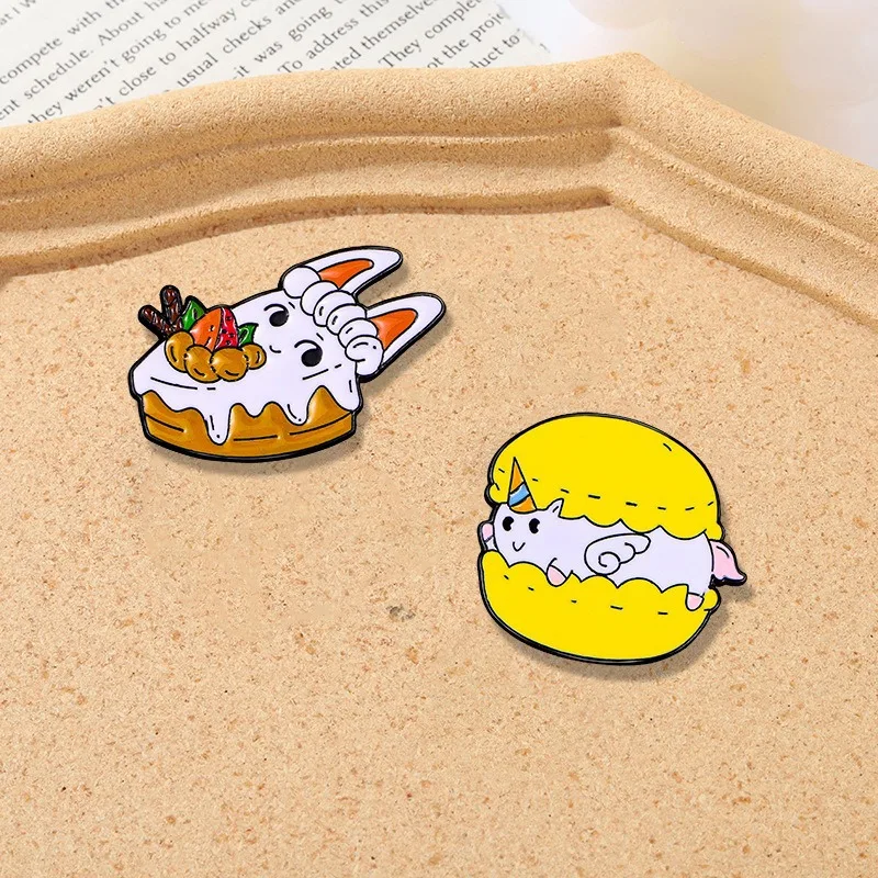 Broche en émail de dessin animé mignon, gâteau crème, hamburger, lapin créatif, cheval blanc, épinglette, insigne, sac à dos, vêtements, chapeau, accessoires