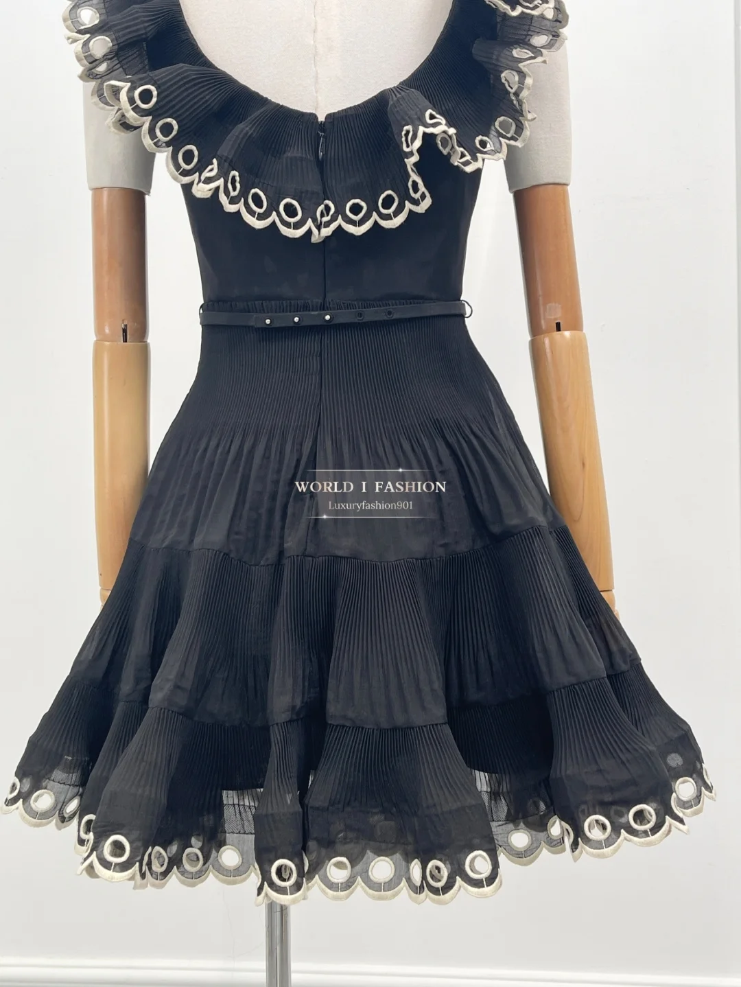 Minivestido bege preto em camadas sem mangas com cinto 2025 novo