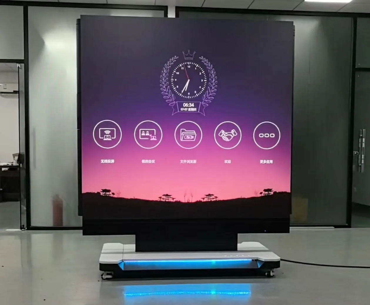 Máquina multifuncional de 135 polegadas com tela dobrável de elevação de design personalizado e recursos de LED