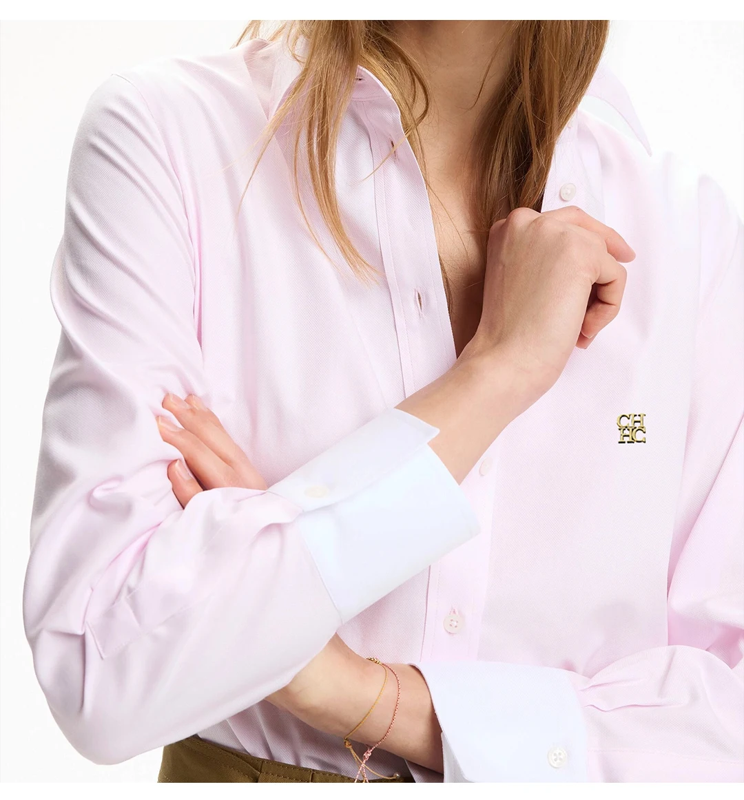 CH Damen Klassisches Hemd mit Knöpfen, erhältlich in zwei Farben, langärmlig, mit goldenem Markenlogo, geeignet für formelle Anlässe, Büro, Business und Freizeit. – Detail 7