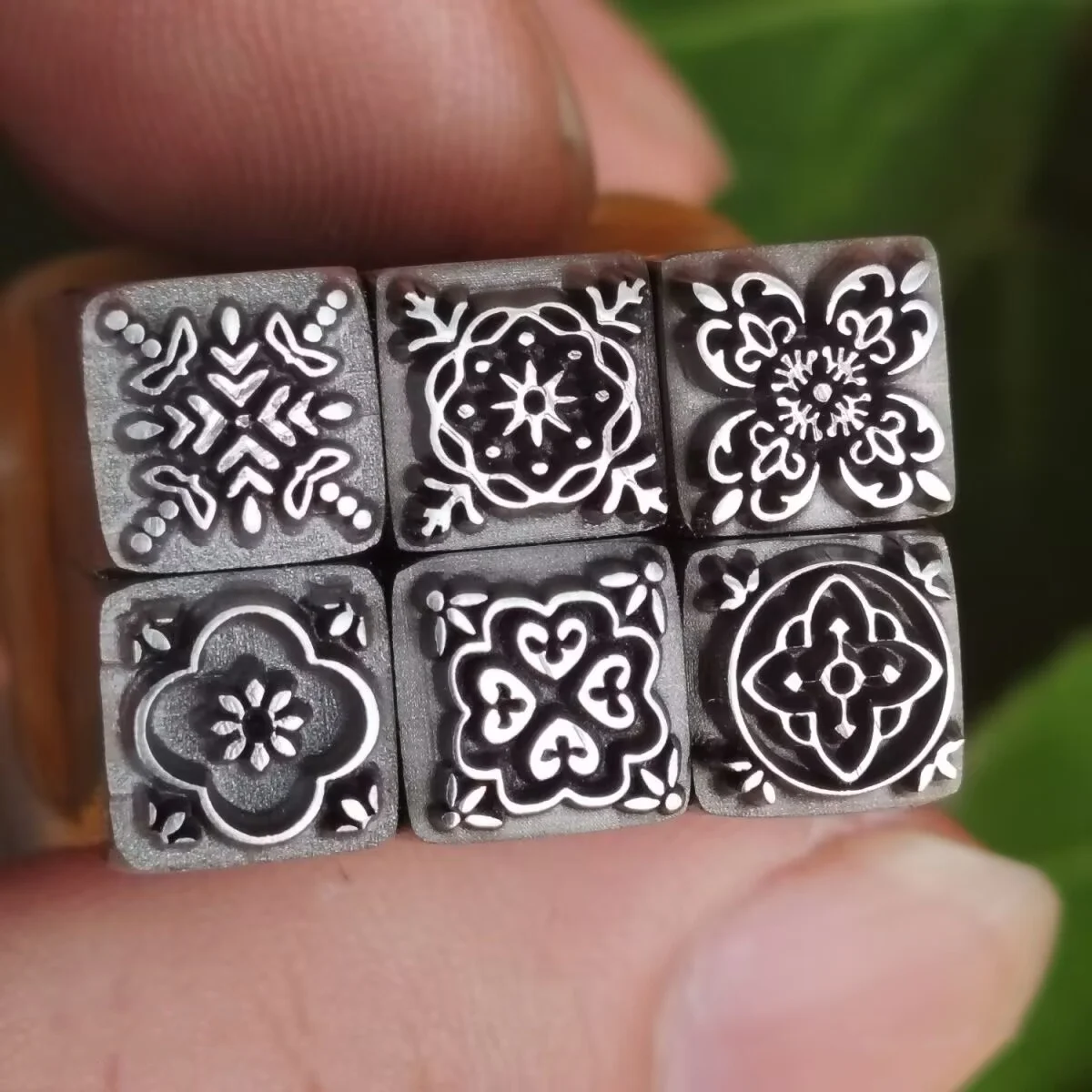 

Jewellery and seal engraving dies; gold and silver chiselling moulds; heart and snowflake steel stamps; gold-stamping tools