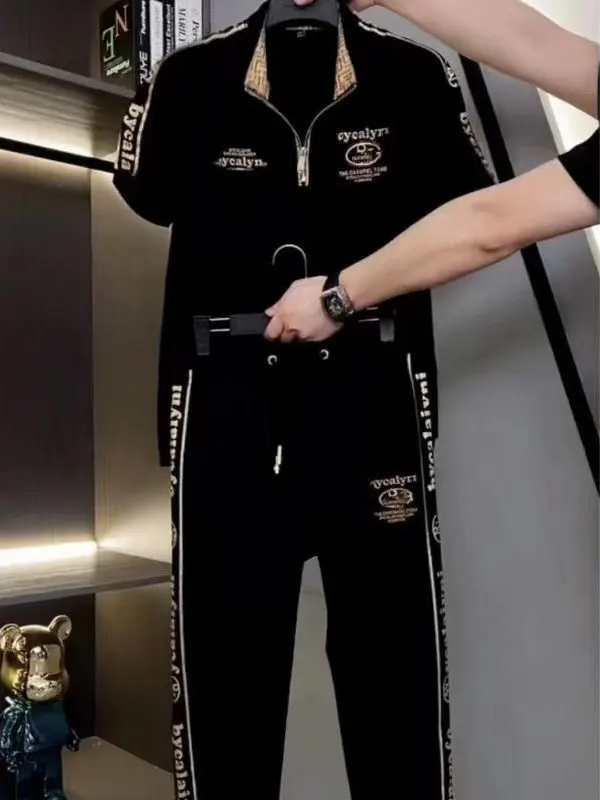 

Летний новый комплект с вышивкой: приталенный повседневный костюм с коротким рукавом и воротником-стойкой, мужской роскошный модный комплект из двух предметов, молодежный трендовый стиль.