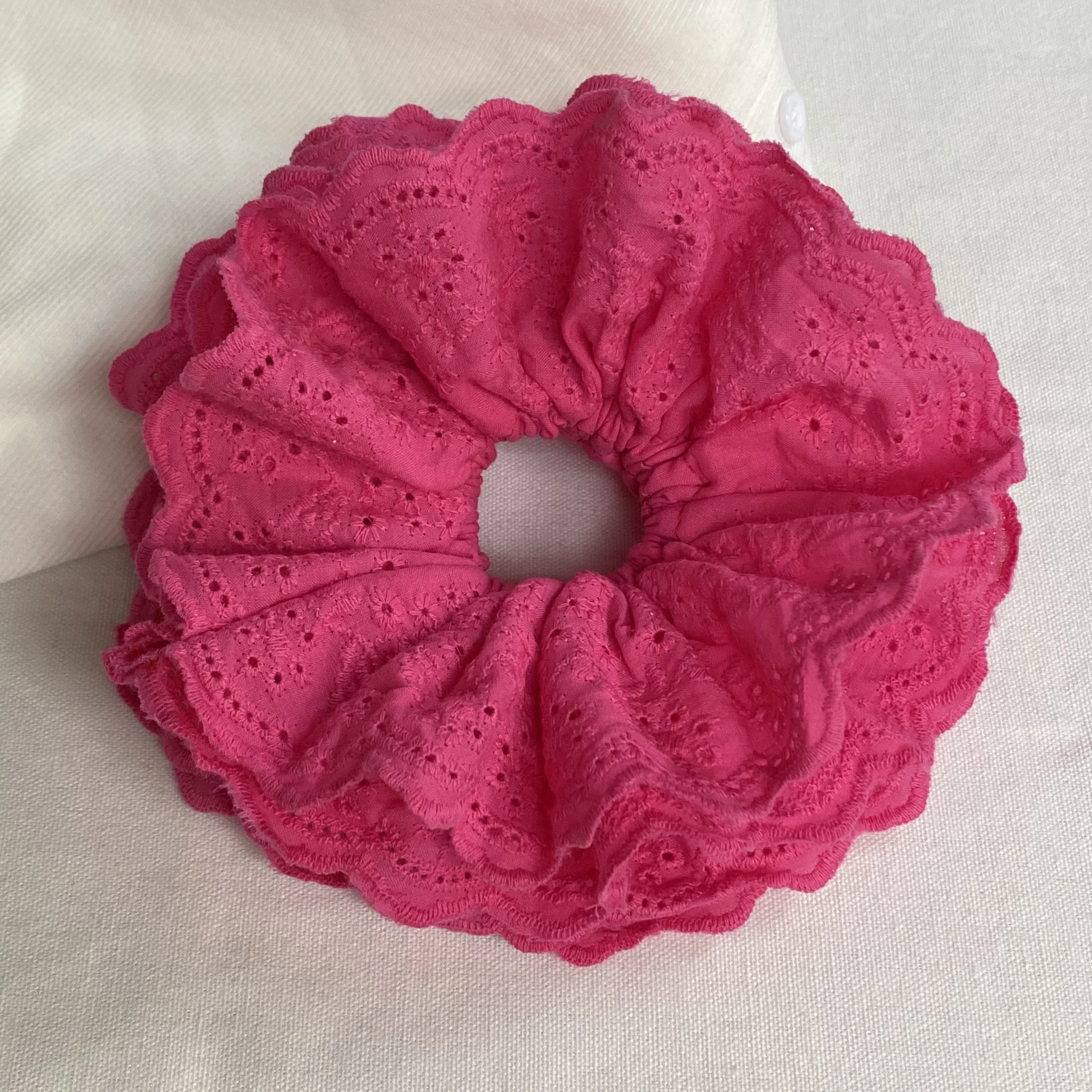 

Французский элитный зарубежный стиль, розово-красный хлопок, полая вышивка, четырехслойная резинка для толстой кишки, женские изысканные резинки для волос