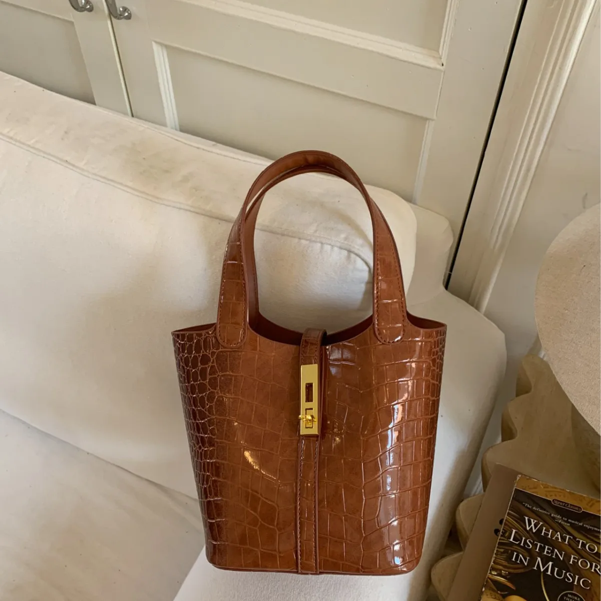 

Минималистичная сумка-ведро с верхней ручкой 2024, женская сумка через плечо Niche Market Day to Night, повседневная сумка на ремне, кожаная сумка