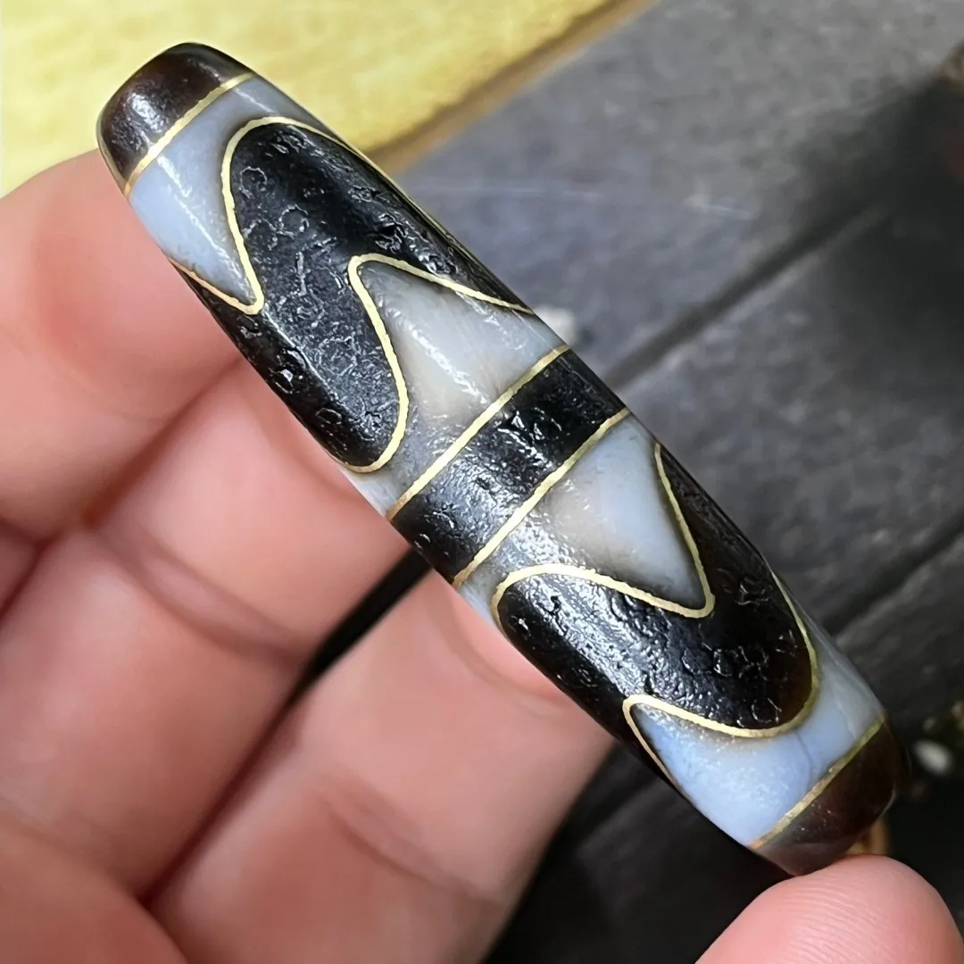 

Tibetan Buddhism Agate Inlaid Gold Wire Tiger Teeth Totem Dzi Bead Pendant m779