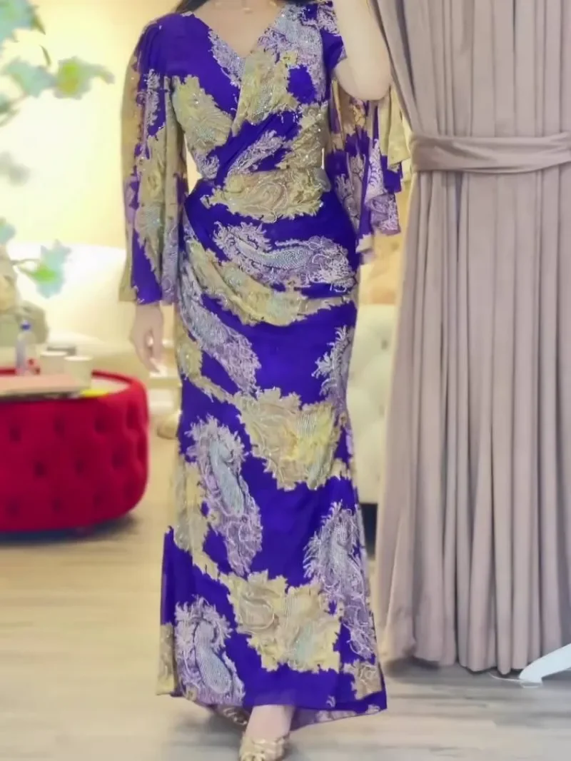 Styles européens et américains de printemps et d'été. Une robe de bal et une robe de soirée en mousseline de soie imprimée à col en V pour femmes à la mode et sexy.