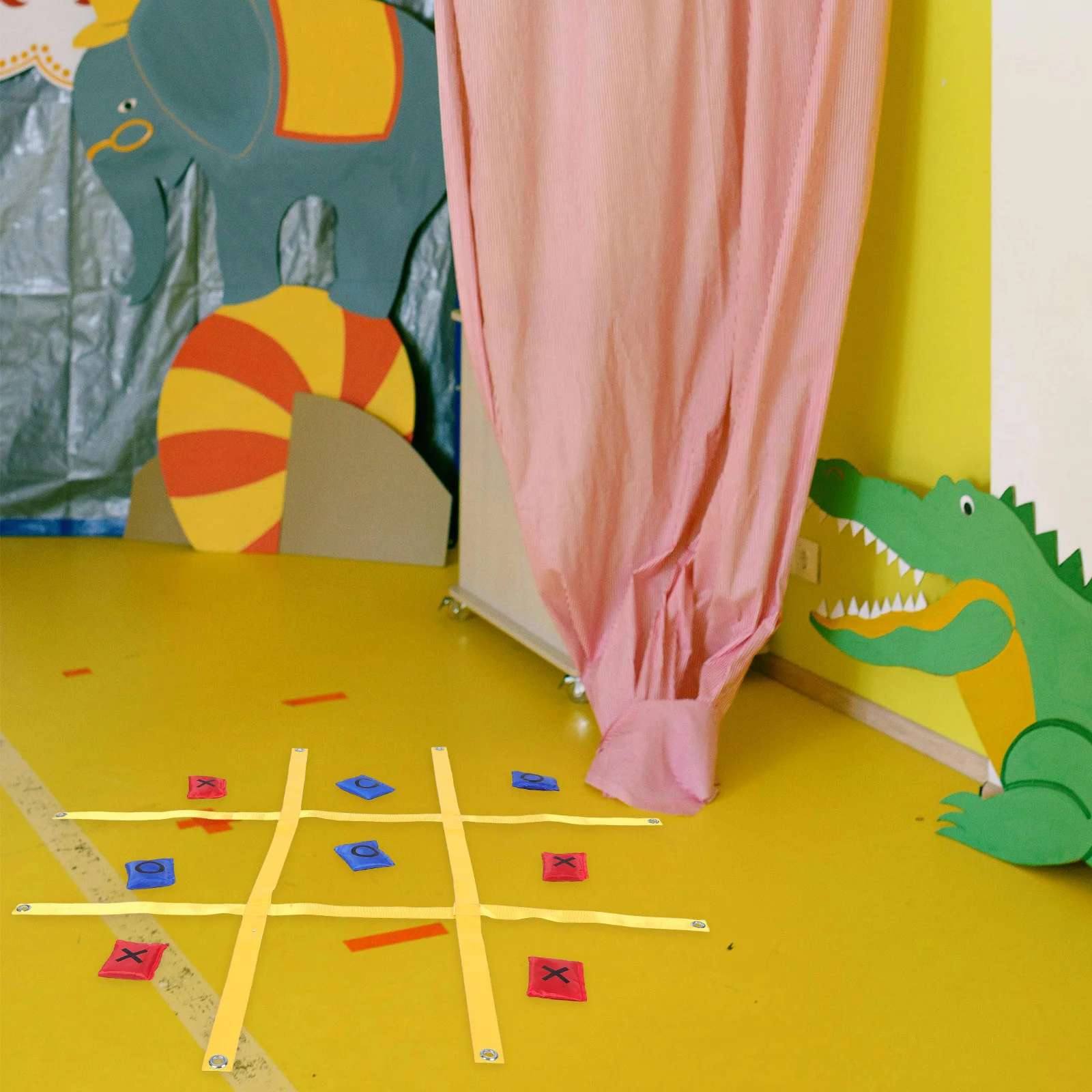 Gigantyczna gra w ołówki i krzyżyki na świeżym powietrzu, zabawa na trawniku, rodzinna zabawa, przenośna gra dla przedszkolaków, na podwórko, patio, ogród, imprezę.